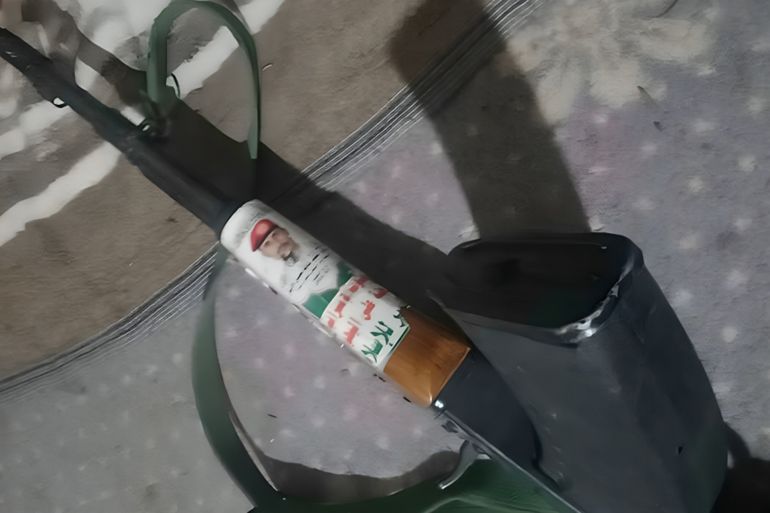 ****داخلية**** بندقية كلاشينكوف (AK-47) يحمل مقبضها الخشبي شعارات عقائدية تابعة للجماعة الحوثية تم الاستيلاء عليها من قبل القوات الحكومية في الجبهة الشرقية بتعز