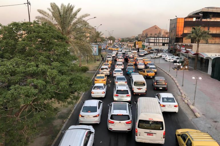 الشوارع المحيطة بالمدارس تتحول مع انطلاق العام الدراسي الجديد إلى بؤر ازدحام مروري شديد
