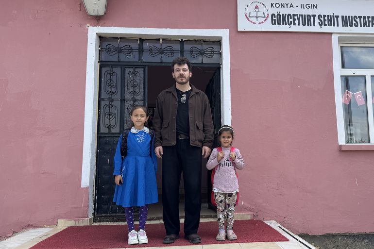 Konya'nın Ilgın ilçesine bağlı Gökçeyurt Mahallesi'ndeki Şehit Mustafa Kozlu İlkokulunda, 2026-2027 eğitim öğretim yılının başlamasıyla öğrenci sayısı ikiye çıktı. Okulun tek öğretmeni Muhammed Bağ, öğrencileri İlayda Kozlu (solda) ve Şerifenur Özdemir'i (sağda) her sabah otomobiliyle evlerinden alarak okula getiriyor, derslerin ardından da evlerine bırakıyor