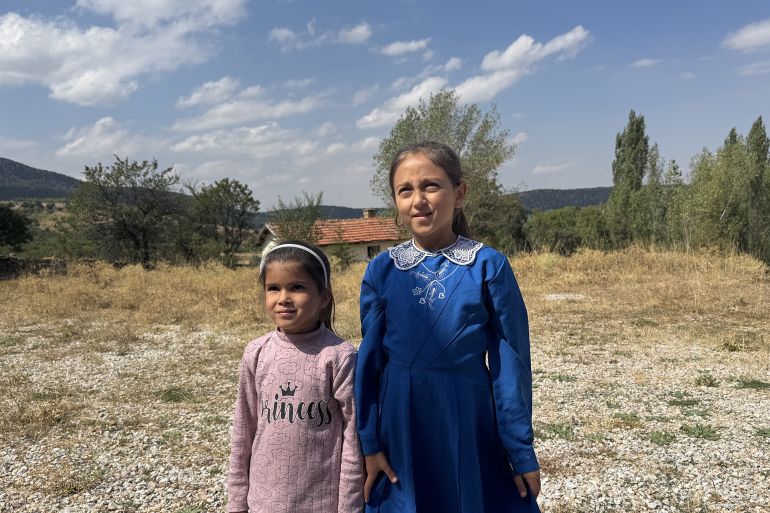 Konya'nın Ilgın ilçesine bağlı Gökçeyurt Mahallesi'ndeki Şehit Mustafa Kozlu İlkokulunda, 2026-2027 eğitim öğretim yılının başlamasıyla öğrenci sayısı ikiye çıktı. Okulun tek öğretmeni Muhammed Bağ, öğrencileri İlayda Kozlu (solda) ve Şerifenur Özdemir'i (sağda) her sabah otomobiliyle evlerinden alarak okula getiriyor, derslerin ardından da evlerine bırakıyor