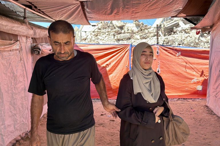 7-1789370326 صورة رقم (7) فلسطين- غزة- حي الزيتون، شرقي مدينة غزة، تسير الطالبة الكفيفة روان أبو عاصي ممسكة بيد والدها أحمد، المصاب بضعف في شبكية عينه اليمنى، في طريقهما إلى مدرسة أبو مراحيل قرب الخط الأصفر، إسراء الرّملي- خاص بالجزيرة نت.