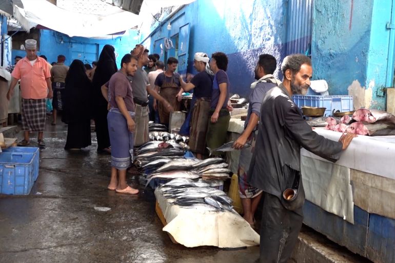 7-1789718209 تجار الأسماك يشكون صعوبة وصولها إلى مدينة تعز جراء قطع الطرق