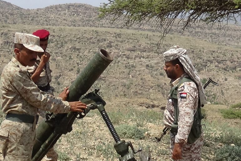 جنود من الجيش اليمني يجهزون قذائف هاون في موقع جبلي على تخوم الصبيحة غربي لحج