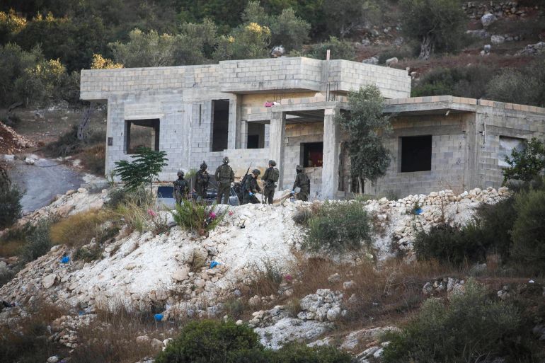 7west-bank-1788085459 احتجز الجيش الإسرائيلي، الجمعة، جثامين 3 فلسطينيين قتلهم بقصف بطائرة مسيرة استهدف منزلا قيد الإنشاء غربي مدينة جنين شمالي الضفة الغربية المحتلة، ومنع طواقم الإسعاف من نقلهم. واستهدفت المسيرة الإسرائيلية منزلا قيد الإنشاء في منطقة "حرش السعادة" غربي المدينة، قبل أن تقتحم قوات إسرائيلية المنطقة وتفرض انتشارا عسكريا حول مكان القصف. ( Nedal Eshtayah - وكالة الأناضول )
