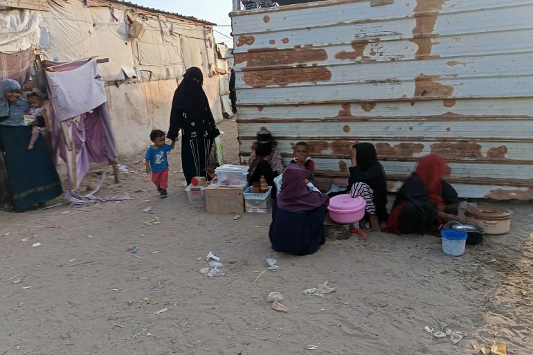 8-1789536162 نساء نازحات يجتمعن مع أطفالهن أمام عشش تفتقر إلى أبسط مقومات السكن في مخيم بالبريقة
