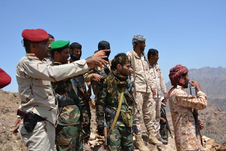 مقاتلون من الجيش اليمني في موقع جبلي ضمن جبهات الصبيحة غربي محافظة لحح