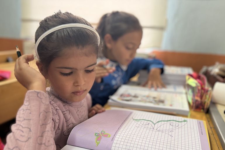Konya'nın Ilgın ilçesine bağlı Gökçeyurt Mahallesi'ndeki Şehit Mustafa Kozlu İlkokulunda, 2026-2027 eğitim öğretim yılının başlamasıyla öğrenci sayısı ikiye çıktı. Okulun tek öğretmeni Muhammed Bağ, öğrencileri İlayda Kozlu (solda) ve Şerifenur Özdemir'i (sağda) her sabah otomobiliyle evlerinden alarak okula getiriyor, derslerin ardından da evlerine bırakıyor