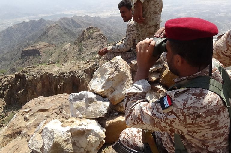 مقاتل من محور طور الباحة العسكري التابع للحكومة يراقب جبهات القتال من أحد المرتفعات غربي لحج