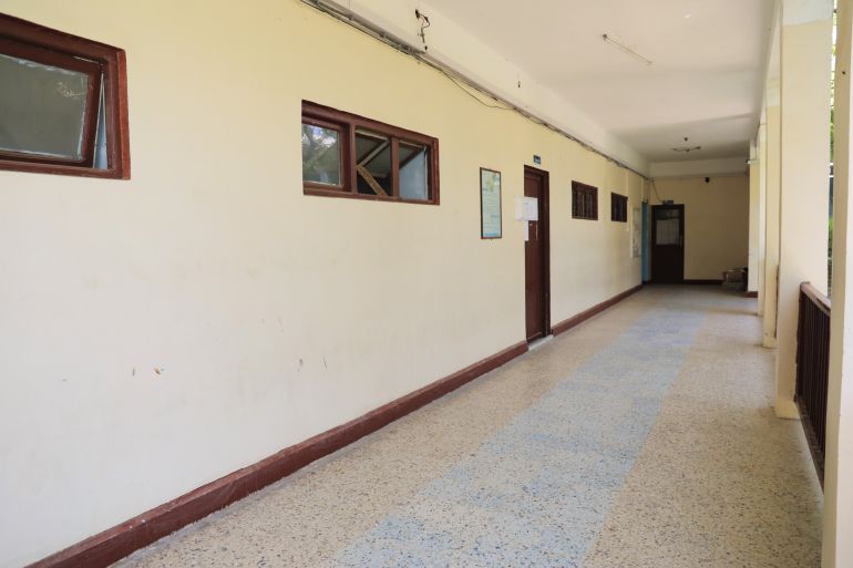 87989-2-1790487650 من أمام قاعات المحاضرة في جامعة حضرموت(الجزيرة)