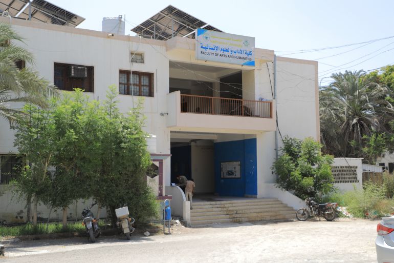 87989-4-1790487659 مبنى كلية الآداب والعلوم الإنسانية في جامعة حضرموت، حيث تستمر معاناة الطلاب من انقطاع الكهرباء(الجزيرة)
