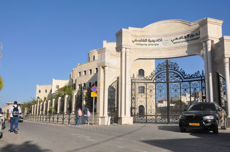 صورة 9 من التمويل إلى المنهاج.. معركة التعليم العربي على القرار والموارد، حرم أكاديمية وثانوية القاسمي الأهلية في باقة الغربية، سبتمبر/أيلول 2026، تصوير محمد محسن وتد.