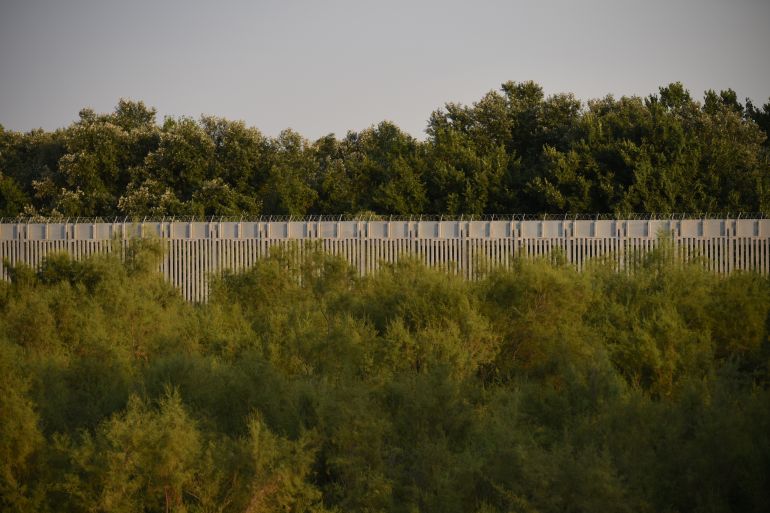9879-1788207606 أقرب مدينة يونانية لتركيا ألكسندروبليس Alexandroupolis View of a border fence between Greece and Turkey, in Alexandroupolis, Greece, August 10, 2021. Picture taken August 10, 2021. REUTERS/Alexandros Avramidis
