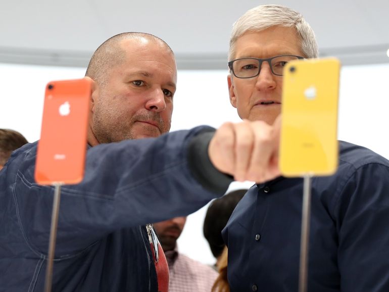 a2fe8548-33f0-4c6f-bbcd-60fa7cdd4808 CUPERTINO, CA - SEPTEMBER 12: Apple chief design officer Jony Ive (L) and Apple CEO Tim Cook inspect the new iPhone XR during an Apple special event at the Steve Jobs Theatre on September 12, 2018 in Cupertino, California. Apple released three new versions of the iPhone and an update Apple Watch. Justin Sullivan/Getty Images/AFP== FOR NEWSPAPERS, INTERNET, TELCOS & TELEVISION USE ONLY ==