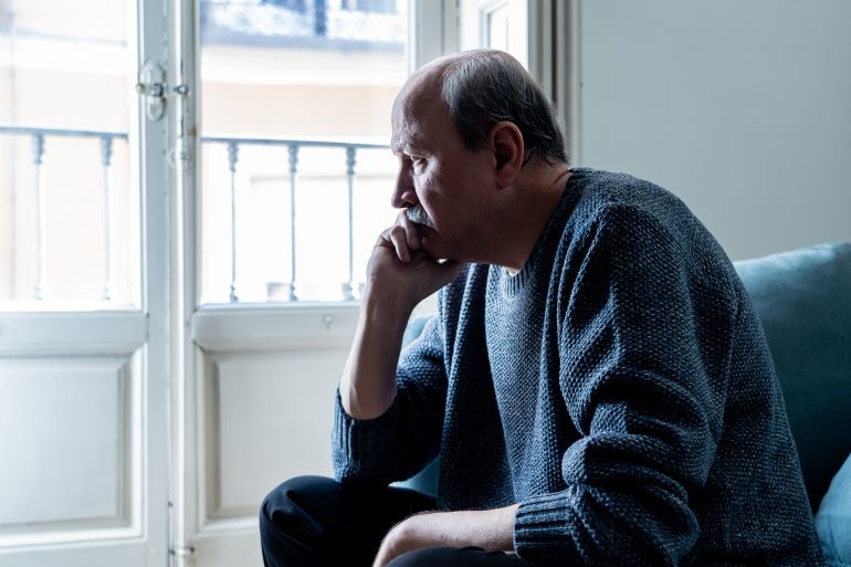 adobestock_227295564-1784563749 Overwhelmed old senior man suffering alone at home feeling confused sad alone on couch at home in Aging Retirement widower Dementia and Alzheimer concept. المصدر: أدوبي ستوك