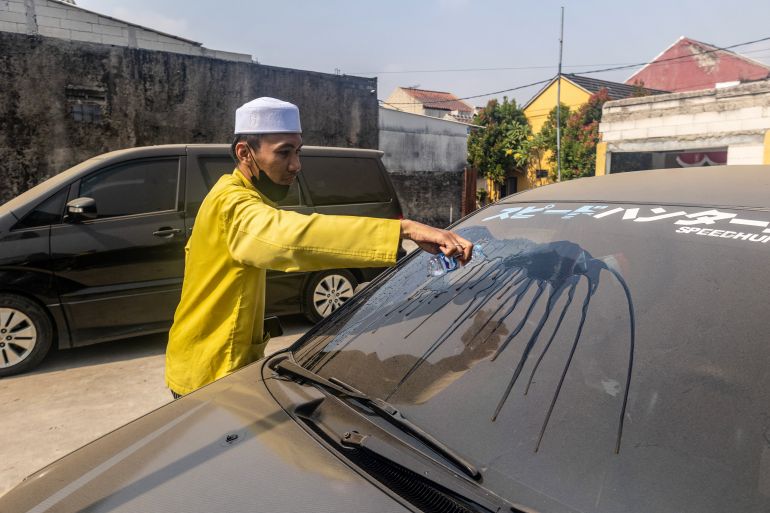 afp_6a9cf6f460a3-1788671732 A man clears volcanic ash from his car windscreen following the eruption of Mount Anak Krakatoa in Bogor, West Java on September 6, 2026.