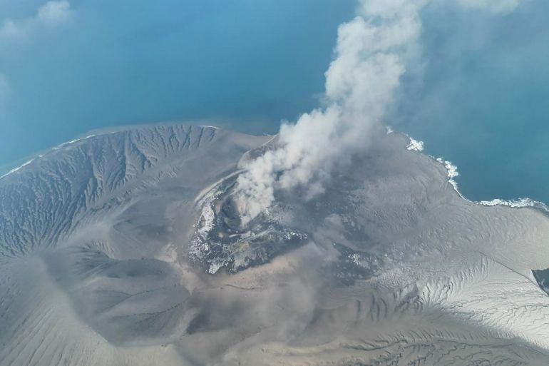 En esta imagen de dron difundida por la Agencia Geológica del Ministerio de Energía y Recursos Minerales de Indonesia, el volcán Anak Krakatoa arroja material volcánico, el sábado 5 de septiembre de 2026, en el Estrecho de Sunda, Indonesia. (Badan Geologi vía AP)