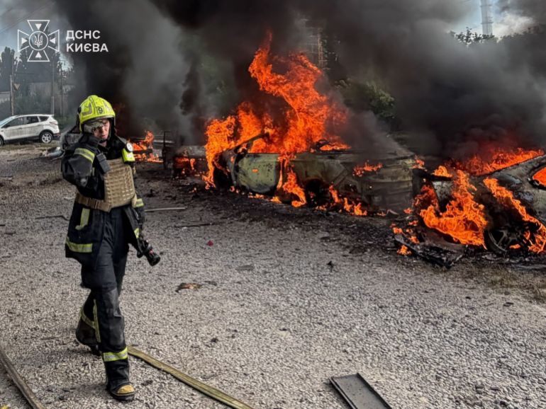 ap_6aabb52c3eecc-1789637932 En esta imagen proporcionada por el Servicio Ucraniano de Emergencias, un bombero pasa junto a autos en llamas mientras trabajan en el lugar tras un ataque aéreo ruso en Kiev, Ucrania el miércoles 16 de septiembre de 2026. (Servicio Ucraniano de Emergencias via AP)