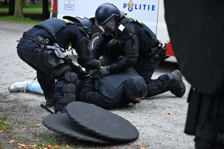 ap_6aaf7b6f9975d-1789885295 Police officers detain a protester during a far-right groups' protest against immigration and asylum policies, in The Hague, Netherlands, Saturday, Sept. 19, 2026. (AP Photo/Mouneb Taim)