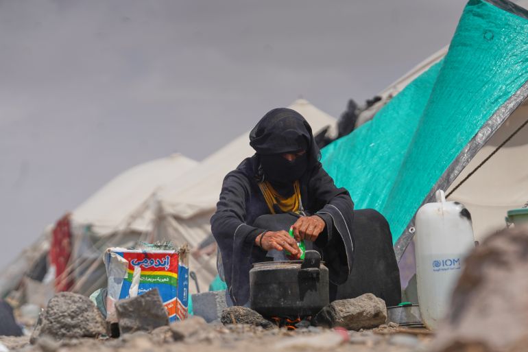 A displaced Yemeni cooks at Al-Firdaws camp in Ras Imran, on the western outskirts of Aden, Yemen, Monday, Sept. 21, 2026. (AP Photo/Abdulnasser Alseddik)