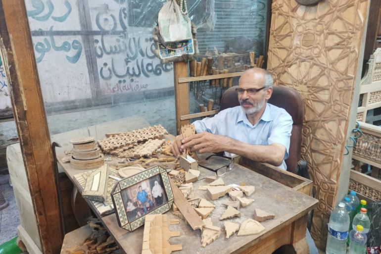 arabisk-8-1790113197 في ثمانينيات القرن الماضي، كانت ورشة الحاج عبد الله هي ورشة الأثاث الوحيدة في حي الدرب الأحمر