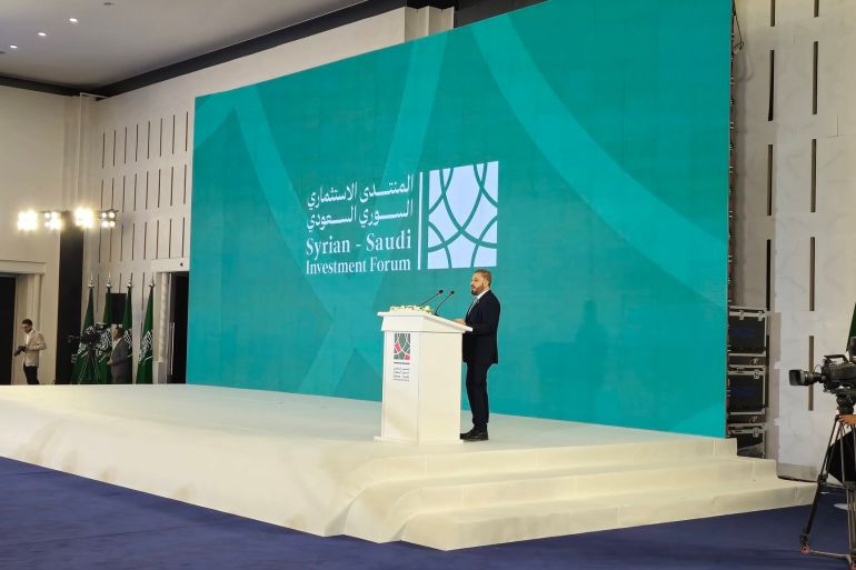 as6d4as6-1788349777 رئيس الهيئة العامة للطيران المدني والنقل الجوي عمر الحصري يلقي كلمة خلال منتدى الاستثمار السوري السعودي