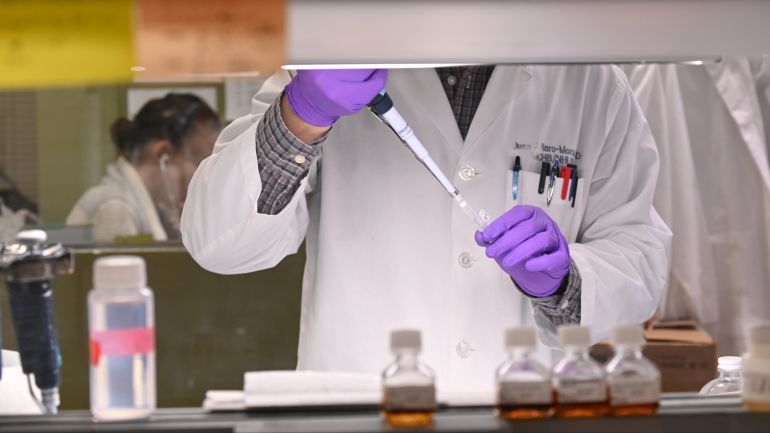 c76e7d83-4d29-4dac-8a5c-efd9668649a3 A researcher works in Dr. John Tisdale's lab at the National Institutes of Health after the agency announced a breakthrough in sickle cell anemia research in Bethesda, U.S. March 11, 2019. REUTERS/Erin Scott