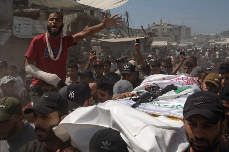 epa_6aa40361ad6d-1789133665 epa13231381 Mourners carry the body of Mohammed al-Yazouri during his funeral in western Khan Yunis, southern Gaza Strip, 11 September 2026. Al-Yazouri, identified as the commander of Hamas's Khan Younis Brigade, was killed during an Israeli airstrike in southern Gaza on 10 September. EPA/HAITHAM IMAD