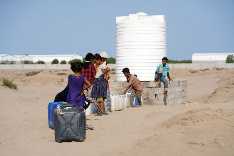 epa13239266 Displaced people fetch water from a donated water pipe at a makeshift camp for Internally Displaced Persons (IDPs) in the southern port city of Aden, Yemen, 14 September 2026. The International Rescue Committee (IRC) has reported that over 80,000 people have been displaced in Yemen since fighting escalated between the Houthis and Saudi-backed Yemeni forces earlier in September 2026. EPA/STRINGER
