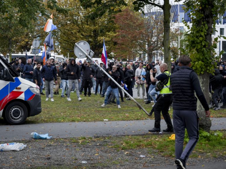 epa_6aaf7b5de171-1789885277 epa13249826 A traffic sign flies through the air during the 'We Are The People' protest at the Malieveld in The Hague, Netherlands, 19 September 2026. EPA/LINA SELG