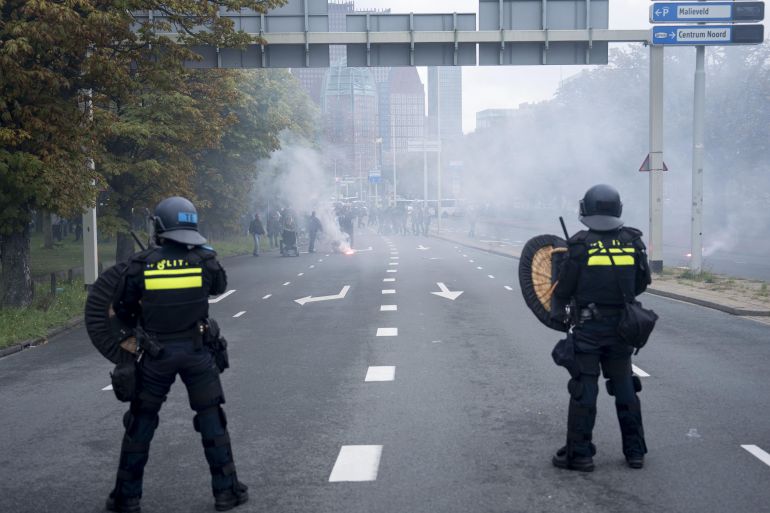 epa_6aaf7b6674a1-1789885286 epaselect epa13249703 Police officers stand amid smoke as demonstrators take part in the 'We Are The People' protest at the Malieveld in The Hague, Netherlands, 19 September 2026. EPA/JEROEN JUMELET