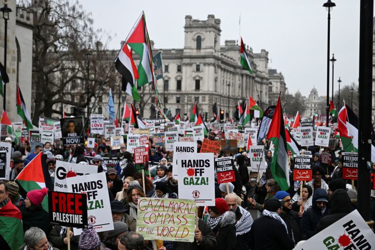 fgfcf3-1745225861 Pro-Palestinian demonstrators attend a march in opposition to U.S President Donald Trump's plan to displace Palestinians from Gaza and "take over" the territory, in London, Britain February 15, 2025. REUTERS/Chris J. Ratcliffe (رويترز)
