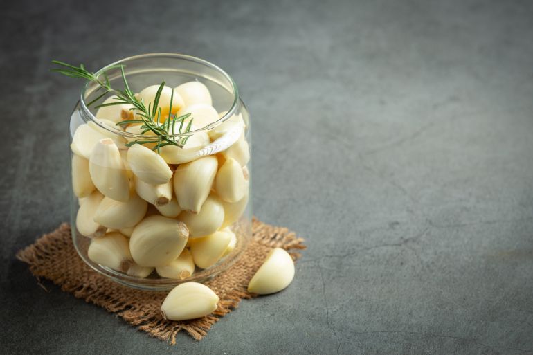 garlic-oil-treatment-1789053340 اتساع هوس الثوم عبر منصات التواصل ترافق مع قائمة طويلة من الفوائد غير المثبتة علميا