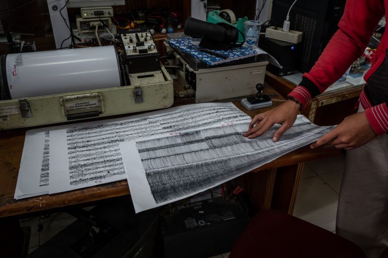getty_6a9cf6ef25-1788671727 BANTEN, INDONESIA - DECEMBER 25: A volcanologist showing a over scale seismic charts of mount Krakatau before the tsunami at the mount Krakatau monitoring station on December 25, 2018 in Serang, Banten province, Indonesia. At least 429 people have reportedly been killed after a volcano-triggered tsunami hit the coast around Indonesia's Sunda Strait on Saturday night, as 150 people remain missing and over 16,000 displaced. (Photo by Ulet Ifansasti/Getty Images)