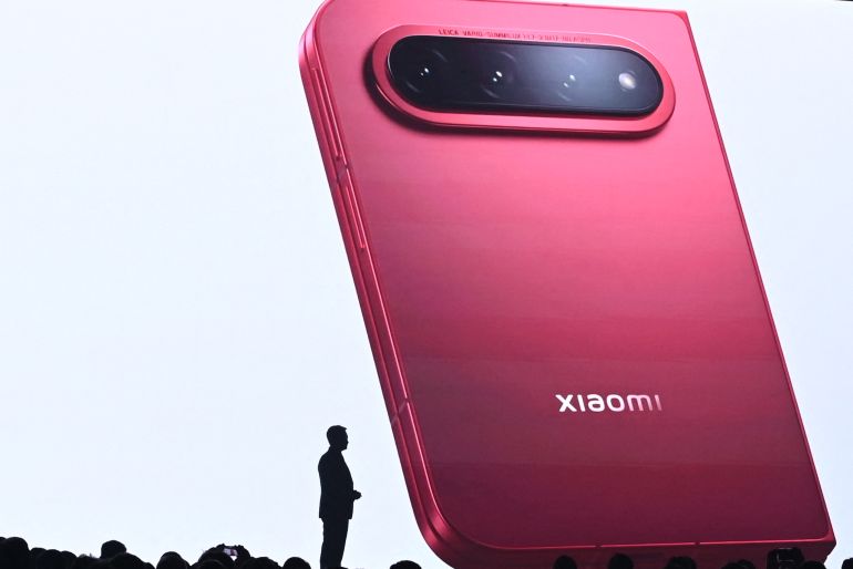 gettyimages-2293533344-1788794584 07 September 2026, China, Peking: Lei Jun, CEO of the Chinese tech company Xiaomi, unveils the new Xiaomi 18 Fold foldable smartphone. Photo: Johannes Neudecker/dpa (Photo by Johannes Neudecker/picture alliance via Getty Images)