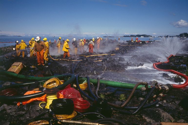 gettyimages-542342318-1788694002 Teams of firefighters cleaning the Alaskan coast following the Exxon Valdez oil spill. (Photo by jean-Louis Atlan/Sygma via Getty Images)
