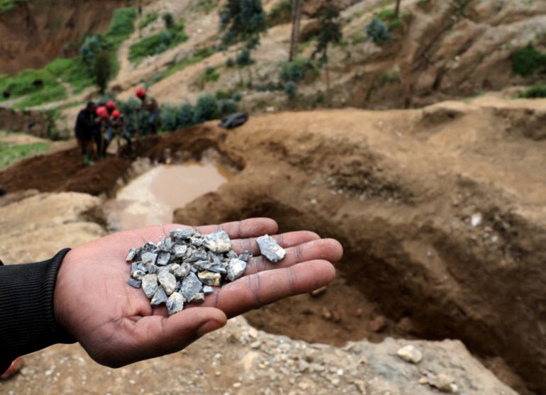 hg1-1752309410 FILE PHOTO: A miner shows coltan in Birambo, Masisi territory, North Kivu Province of Democratic Republic of Congo, December 1, 2018. REUTERS/Goran Tomasevic/File Photo