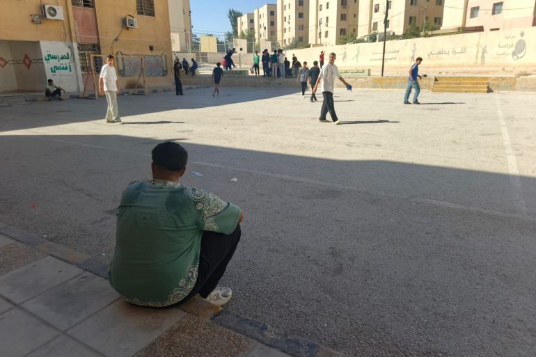 طالب لديه وزن زائد لا يفضل ممارسة حصة الرياضة مع طلاب صفه بمدرسة في الزرقاء