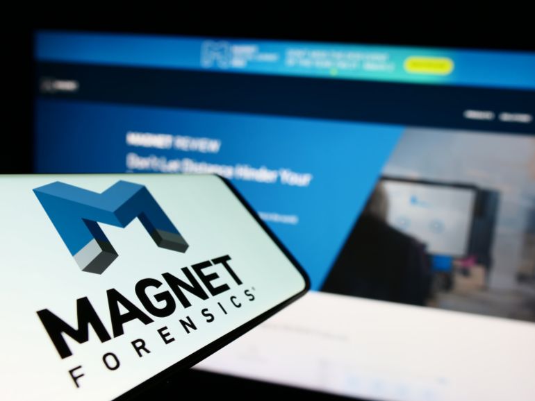 magnet-forensics-2-1789480446 Stuttgart, Germany - 01-30-2023: Smartphone with logo of cybersecurity company Magnet Forensics Inc. on screen in front of website. Focus on center-right of phone display. (أدوبي ستوك)