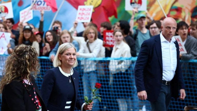 Opposition leader Magdalena Andersson (Social Democrats) holds a flower as she arrives for a TV debate with incumbent Prime Minister Ulf Kristersson (Moderate Party) ahead of Sunday's general election in Rinkeby in Stockholm, Sweden, September 12, 2026. REUTERS/Denis Balibouse