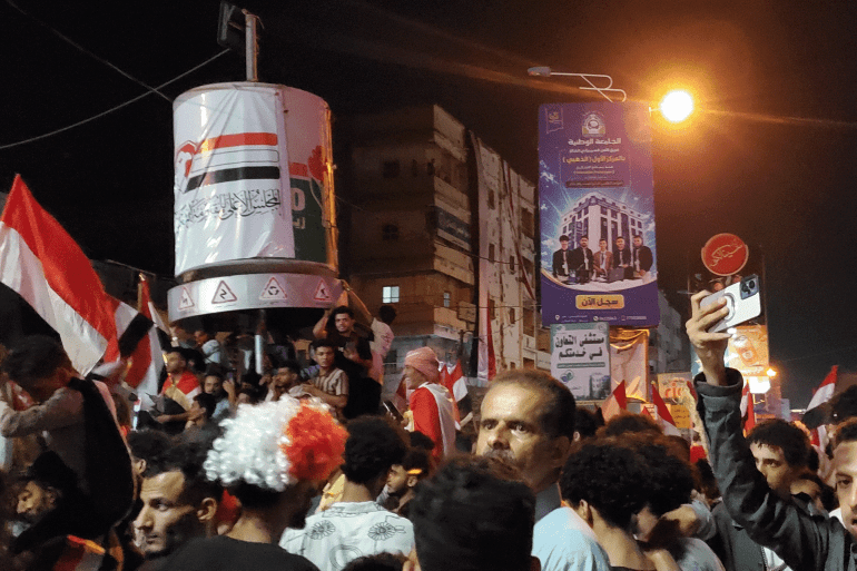 pic-788841-1790368733 المشاركون رفعوا أعلام الجمهورية ورددوا الأناشيد الوطنية