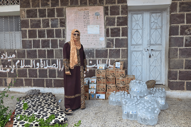 نجاة محمد إحدى المبادرات في دعم القوات الحكومية بالجبهات بمدينة تعز اليمنية