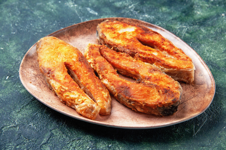 pic-888773-1789667000 side-view-delicious-fried-fish-brown-plate-left-side-mix-colors-table-with-free-space المصدر: فريبيك