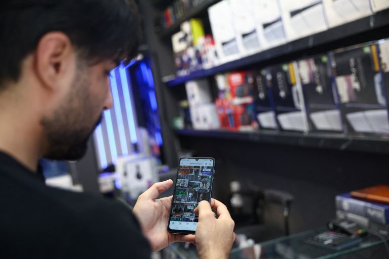 pic-9925-1780353261 عودة الإنترنت في إيران An Iranian man uses his phone, after a reported reopening of international internet access, in Tehran, Iran, May 27, 2026. Majid Asgaripour/WANA (West Asia News Agency) via REUTERS ATTENTION EDITORS - THIS PICTURE WAS PROVIDED BY A THIRD PARTY. ISRAEL OUT. NO COMMERCIAL OR EDITORIAL SALES IN ISRAEL. NO USE BBC PERSIAN. NO USE VOA PERSIAN. NO USE MANOTO. NO USE IRAN INTERNATIONAL. NO USE RADIO FARDA. DIGITAL: NO USE BBC PERSIAN. NO USE VOA PERSIAN. NO USE MANOTO. NO USE IRAN INTERNATIONAL. NO USE RADIO FARDA. NO USE ISRAEL.