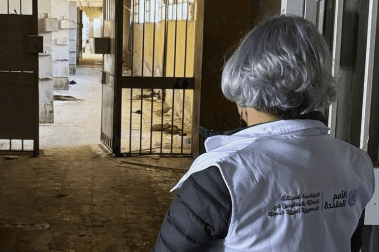 pic-9988552-1785165064 تقف السيدة كارلا كوينتانا، رئيسة المؤسسة المستقلة للأشخاص المفقودين في الجمهورية العربية السورية، مرتديةً سترة الأمم المتحدة ، عن مركز أخبار الأمم المتحدة لزيارةرئيس المؤسسة المستقلة للمفقودين في سوريا سجن صيدنايا وساحة المرجة بدمشق