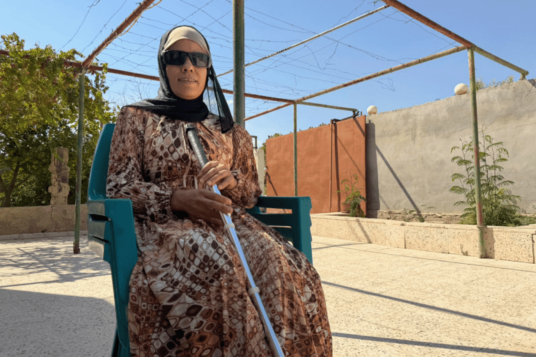 pic-9988553-1789496005 سمر الغراغير تعتبر العصا نظرها وصديقتها التي لا تتركها (الجزيرة)