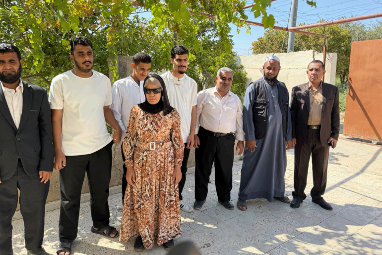 pic-9988554-1789496007 صورة جماعية لعدد من أبناء عشيرة الغراغير فاقدي البصر (الجزيرة)