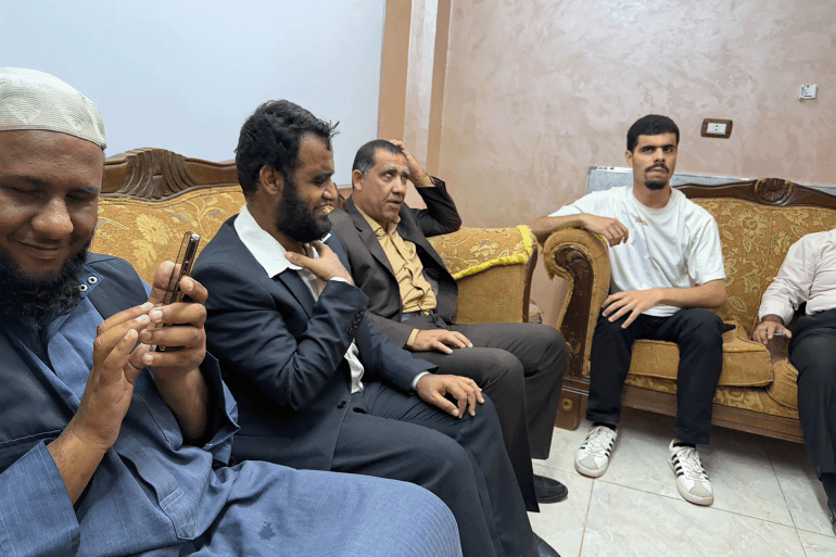 pic-9988557-1789496015 عدد من أبناء عشيرة الغراغير في الأردن من فاقدي البصر يجتمعون دوماً معاً (الجزيرة)