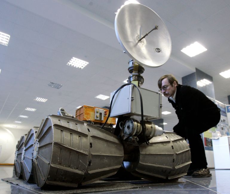pic-99984-1789924298 A man looks at a model of a Marsokhod mars rover in the exhibition hall of the Institute of Space Research in Moscow October 4, 2007. Russia and the United States, the world's great space powers, celebrated the eve of the first satellite launch 50 years ago with a pact to use Russian technology on NASA missions to seek water on the moon and Mars. REUTERS/Sergei Karpukhin (RUSSIA)