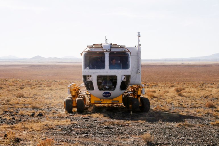 pic-99985-1789924301 A new lunar rover vehicle that U.S. space agency NASA is testing goes through its paces in Black Point, Arizona, October 24, 2008. The Small Pressurized Rover Concept vehicle is designed to carry two astronauts without space suits, sitting in a pressurized compartment, when NASA returns to lunar exploration by 2020. The vehicle is being tested in a remote corner of Arizona with similar surface conditions to those found on the moon. It has a range of up to 625 miles (1,000 km). REUTERS/Tim Gaynor (UNITED STATES)