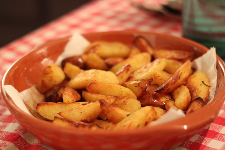 potato-2-1790698622 لضمان نضج حبة البطاطس تماما، يجب تسخين الفرن إلى نحو 220 درجة مئوية